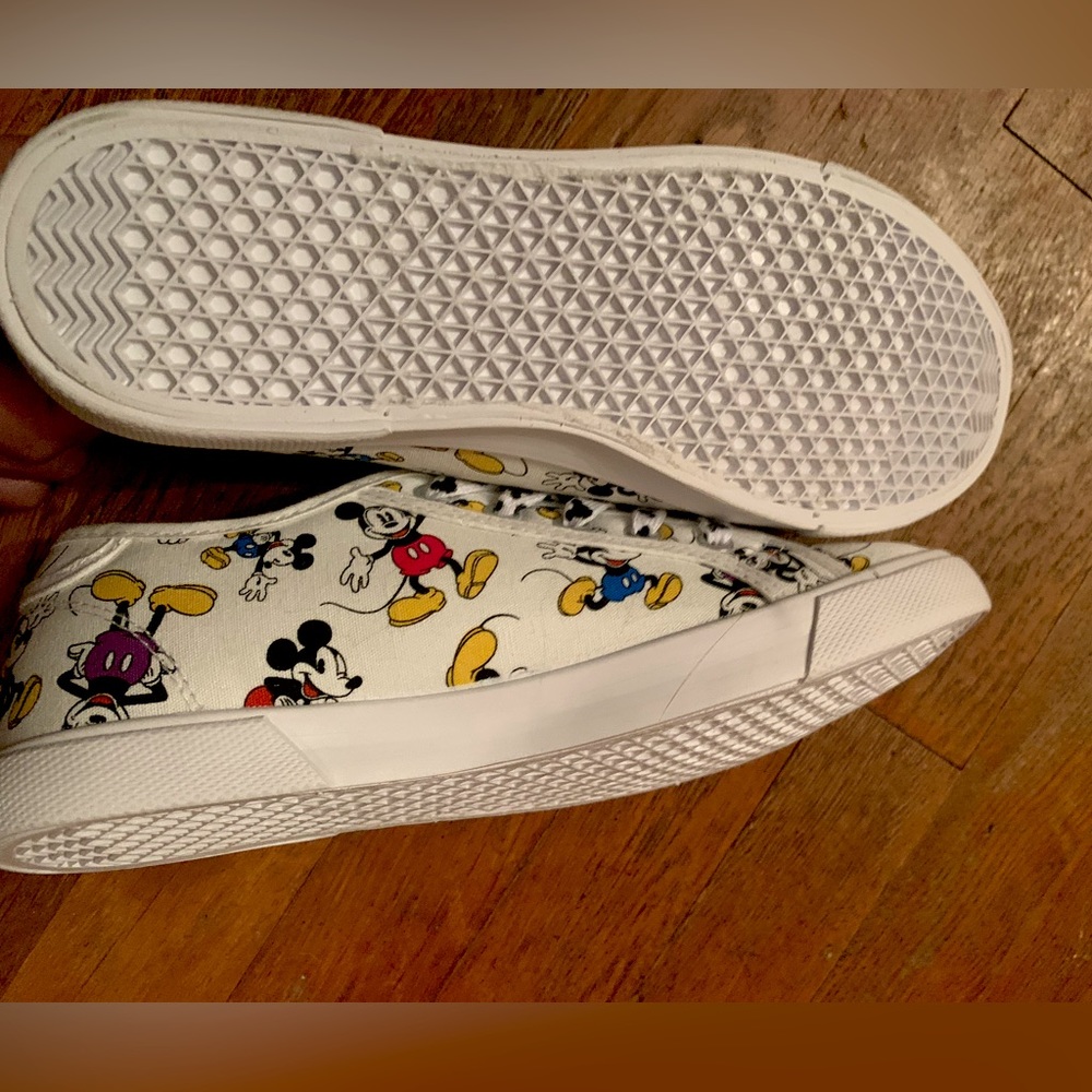 DisneyWorld Mickey Mouse casual sneakers - Size 8